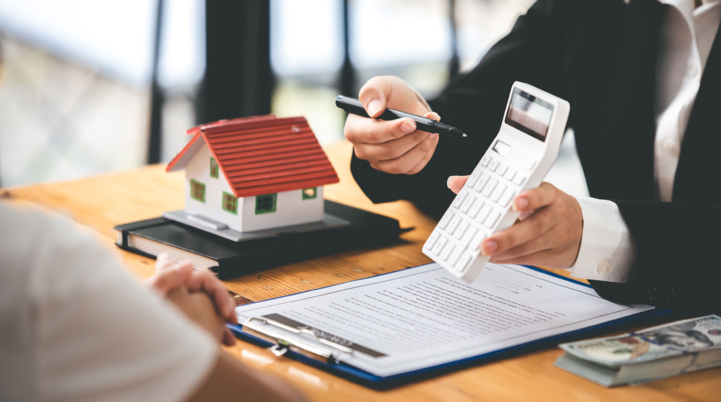 Fiche illustrée avec cinq icônes représentant les vérifications clés pour valider un prix immobilier.