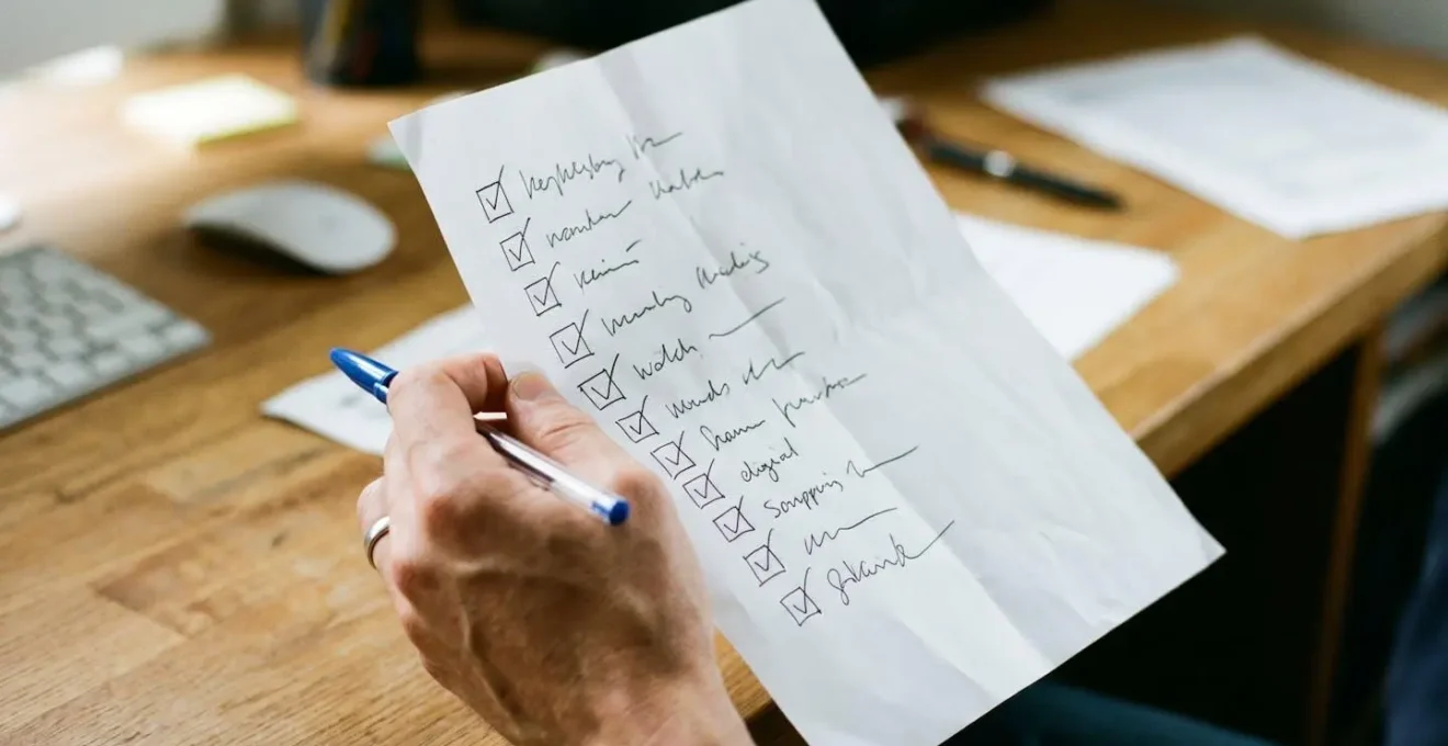 Fiche illustrée avec cinq icônes représentant les vérifications clés pour valider un prix immobilier.